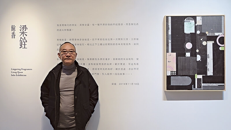 藝術家梁銓於展覽現場，右為作品《夜上海》．紙本拼貼．90×70 cm．2015。（攝影／楊椀茹）