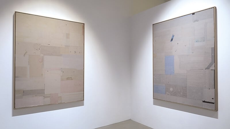 展覽現場一景，左：《大漠舊城》、右：《藍色港灣》。（攝影／楊椀茹）
