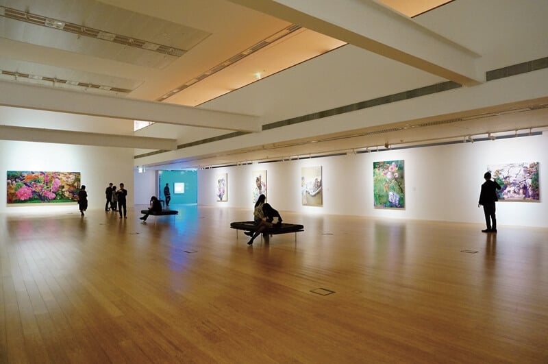 澳門藝術博物館中，「始終是開始─周春芽作品（2015）」展場一隅。（攝影／高子衿）