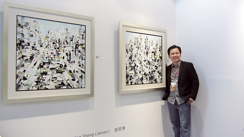 馬來西亞畫家趙堅勝與其作品《城市印象》系列合影。