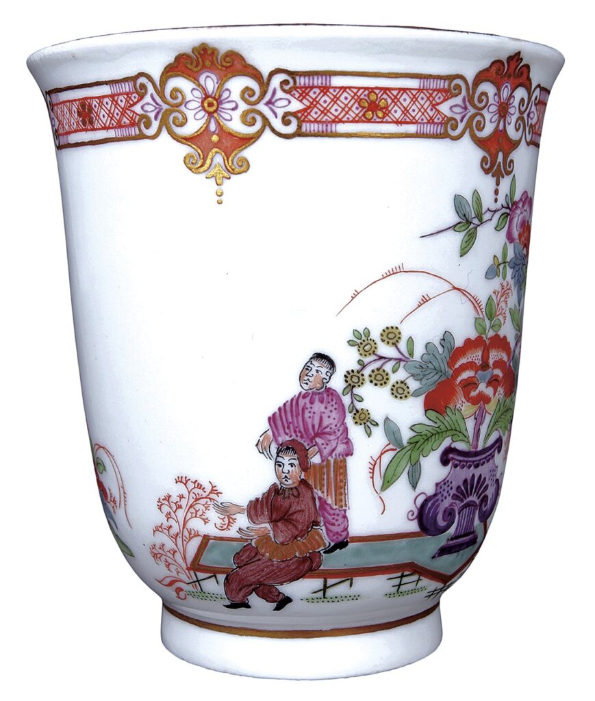 瓷器約1730年〈巧克力杯碟組〉之杯，釉上畫琺瑯與金彩，硬質瓷器，杯7.9×7公分、碟17.1公分，直徑22.2公分，奧地利維也納都帕契爾瓷窯。©德國古董商朗格洛Elfriede Langeloh。