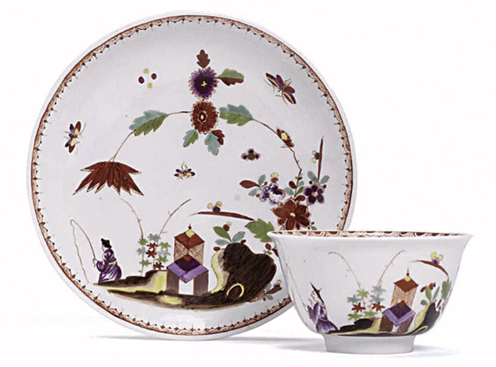 約1725年〈茶碗與底碟〉，釉上畫琺瑯與閃光釉，硬質瓷器，茶碗高4.2公分、底碟直徑12.5公分，德國麥森瓷窯。英國倫敦邦瀚斯2012/5/23拍賣19607拍品編號25。