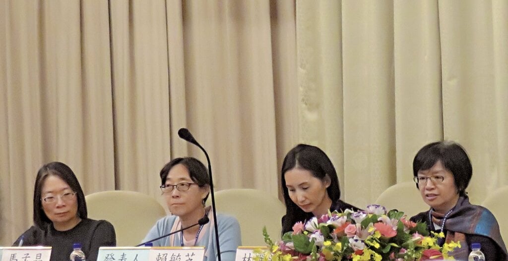 「複製：明清視覺文化中的媒材、風格與視覺性」評論、發表及主持人（左起）梅韻秋、馬孟晶、賴毓芝及林麗江。