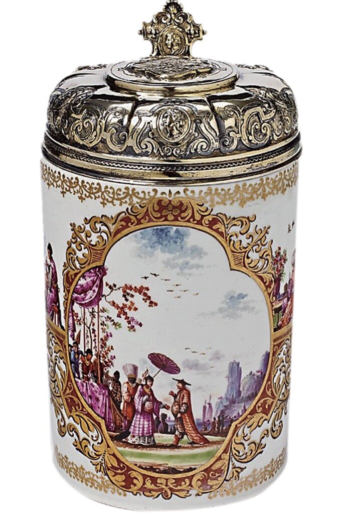 約1725～1730年〈鏨花銀鎏金蓋付帶柄圓壺瓶〉，釉上畫琺瑯、閃光釉與金彩，硬質瓷器與金屬，銀鎏金金屬可能同時於奧格斯堡（Augsburg）所特別配製，通高16.6公分，德國麥森瓷窯。德國倫佩茨（Lempertz）拍賣行2015/5/15拍賣1048拍品編號615。
