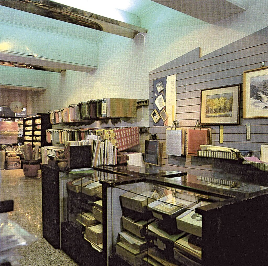 長春棉紙藝術中心內展示了各地紙藝家作品。