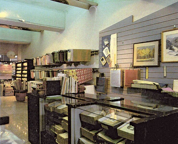 長春棉紙藝術中心內展示了各地紙藝家作品。