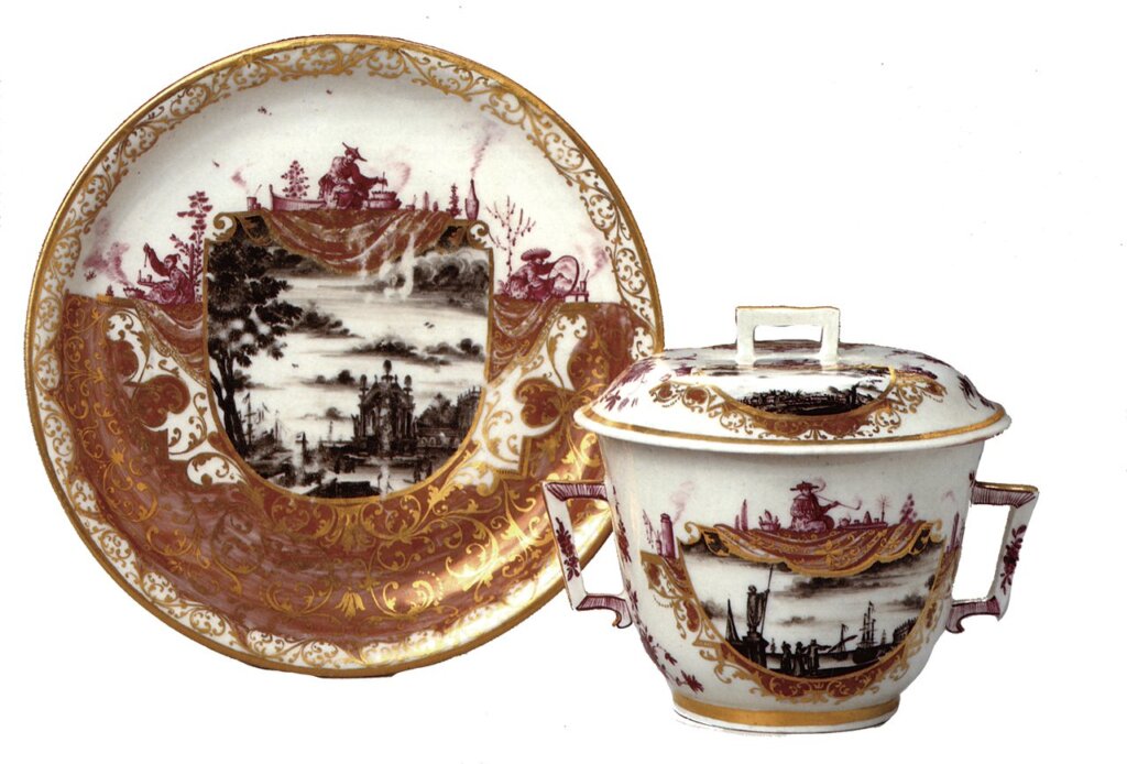 約1723～1724年〈雙耳蓋附缽與底托碟〉，釉上畫琺瑯、閃光釉與金彩由海洛特所繪製，硬質瓷器，缽10.5×10.3公分；底托碟2.8×17.7公分，德國麥森瓷窯。德國德累斯頓美術館瓷器收藏廳藏。