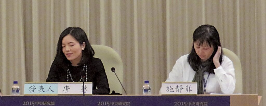 「Making things visible：Networks of Material Culture in the Canton Trade」發表人唐慧（左）、施靜菲。