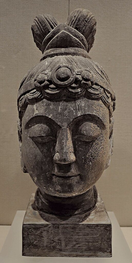 唐〈石刻菩薩頭像〉，滎陽大海寺遺址出土，河南博物院藏。
