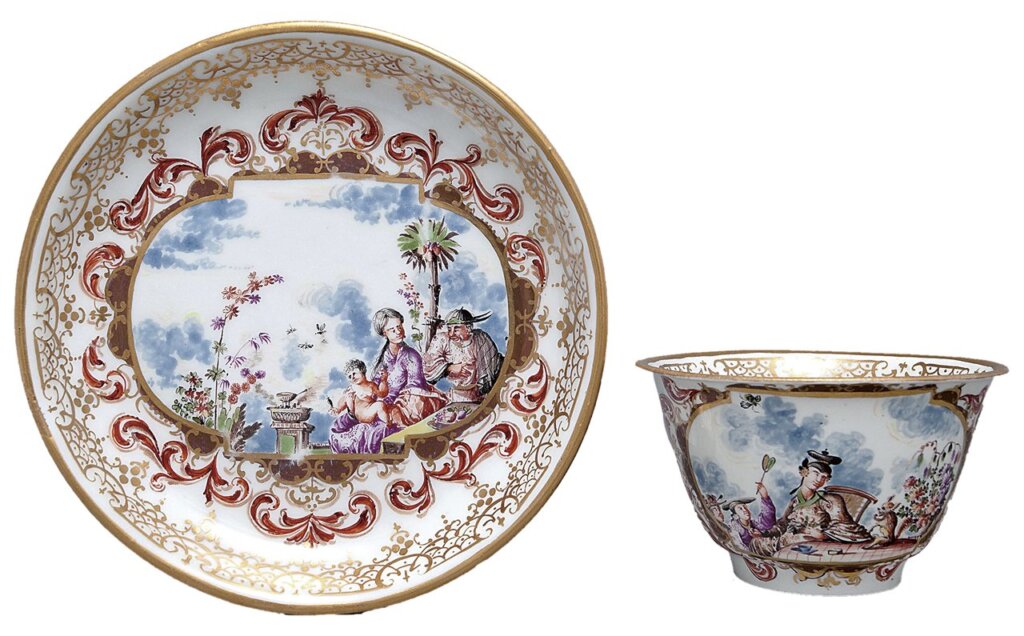 約1723～1724年〈茶碗與底碟一對〉的其中一組，釉上畫琺瑯、閃光釉與金彩由海洛特所繪製，硬質瓷器，茶碗高7.3～7.6公分×口徑4.7公分，底碟直徑12公分，德國麥森瓷窯。©德國古董商朗格洛Elfriede Langeloh。