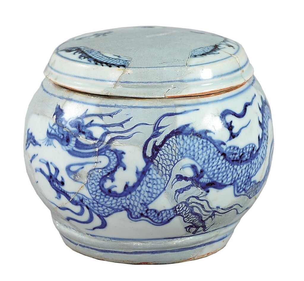 元〈青花五爪龍紋圍棋蓋罐〉，江西景德鎮御窯博物館藏。
