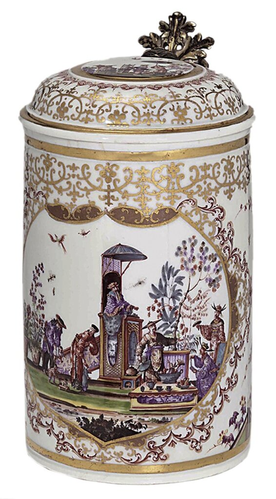 瓷器約1725年、金屬18世紀〈銀鎏金蓋付帶柄圓壺瓶〉，釉上畫琺瑯、閃光釉與金彩，硬質瓷器與金屬，通高17.7公分，可能為海洛特所繪製，德國麥森瓷窯。英國倫敦佳士得2014/11/25拍賣10750拍品編號36。
