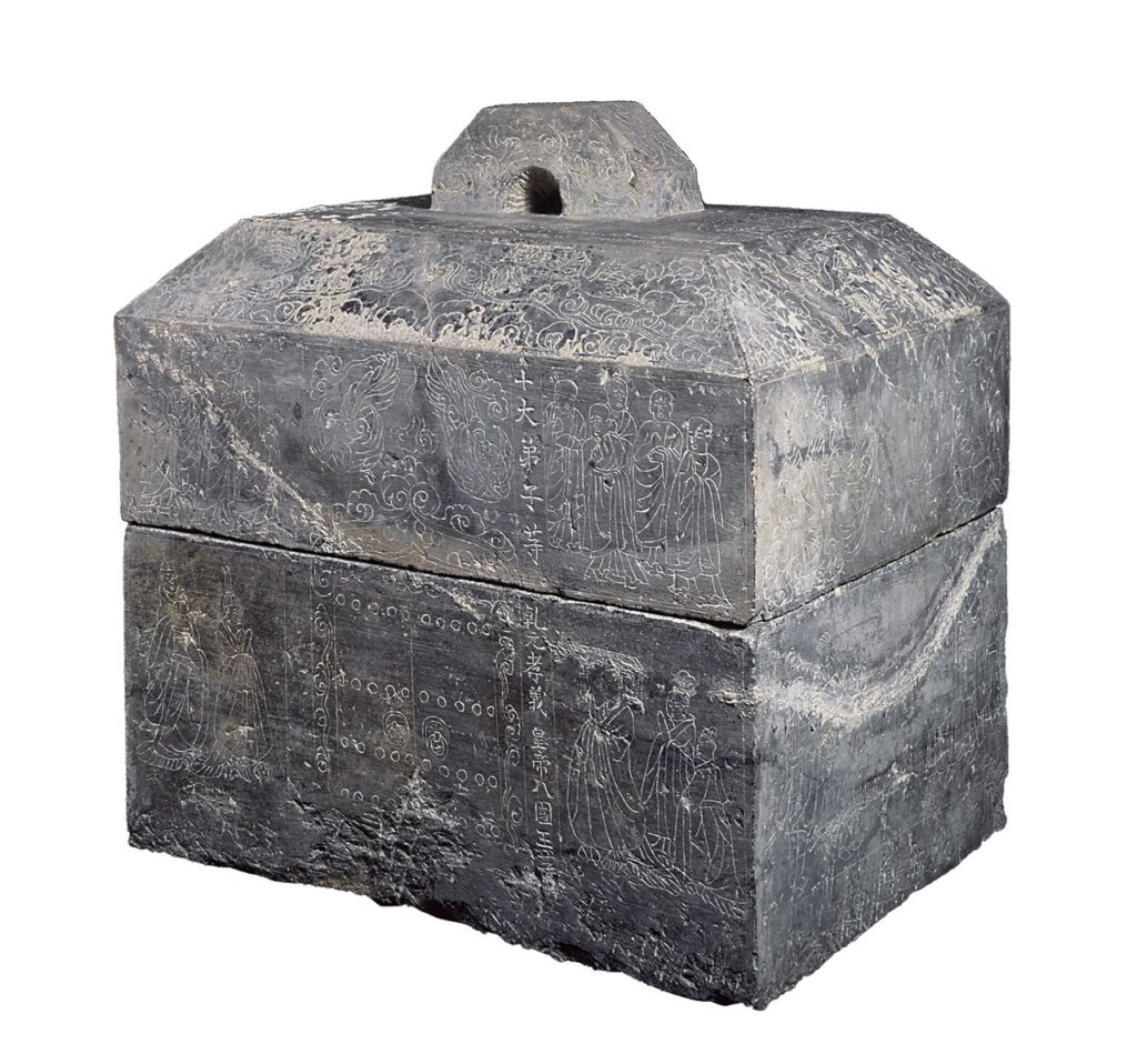 中國唐代〈舍利容器〉，（石函）通高65.6×45.6×61.4公分，日本泉屋博古館藏。