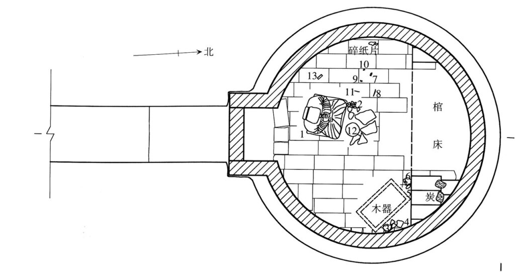 山西省大同市東風里遼代壁畫墓室線描平面圖，墓室壁畫完整，墓室內有墓主石雕真容像，並散落有影青小碗、白釉小碟、石供桌等。