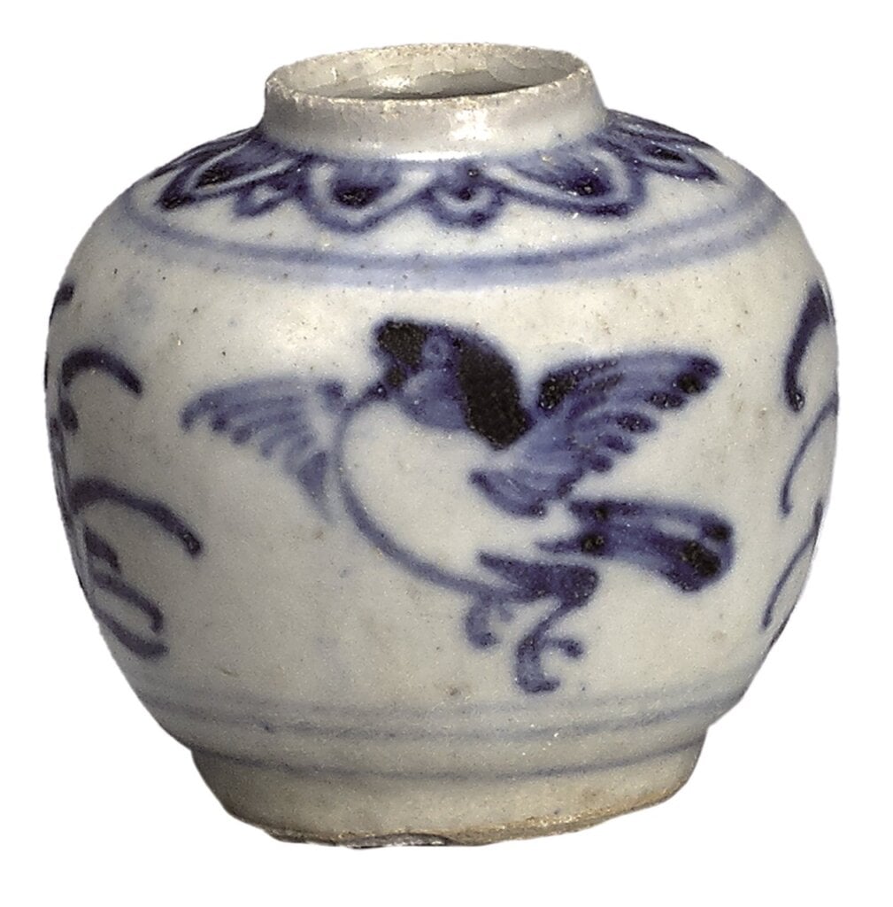 15世紀〈越南青花花鳥紋小罐〉，財團法人鴻禧藝術文教基金會藏。