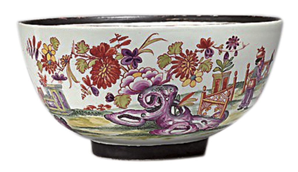 約1730～1735年〈盛「潘趣酒」碗（Kumme）〉，釉上畫琺瑯、金彩與繪銀，8.7×17公分，硬質瓷器，奧地利維也納都帕契爾瓷窯。美國紐約大都會博物館藏。