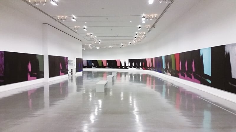 安迪．沃荷《影子》．1978-79。「不受限制」一展為展出此作特別製作了一曲型空間。