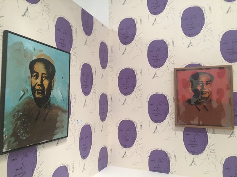 「畢卡索」展間作品也以壁紙搭配畫作。左為13973年的版本，現藏於卡明納克金會（FondationCarmignac）。