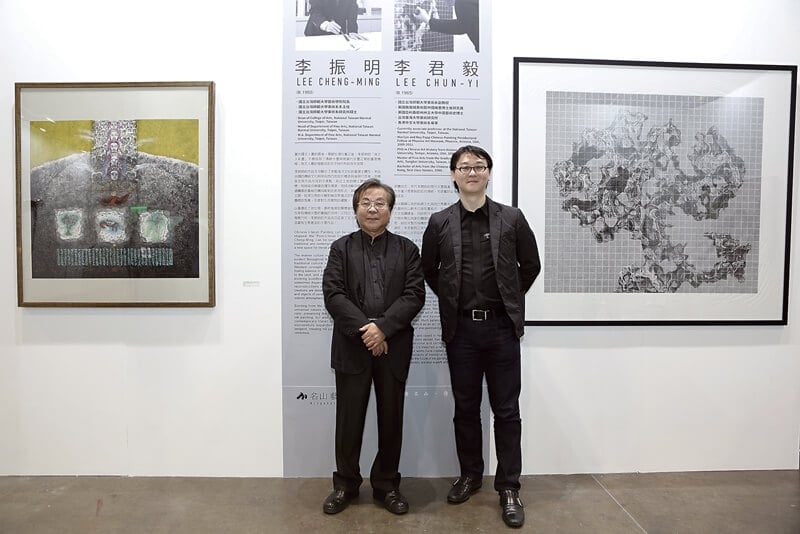 名山藝術參展藝術家李振明（左）與李君毅（右）於作品前合照。兩位藝術家現為台灣師範大學美術系教授。