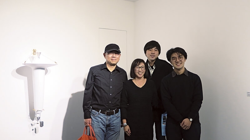 藝術家董凱銘（右）與家人於展覽現場合影。