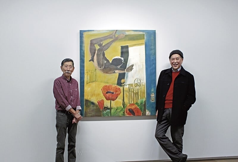 顧福生與白先勇（右）合影於《罌粟夢》前。
