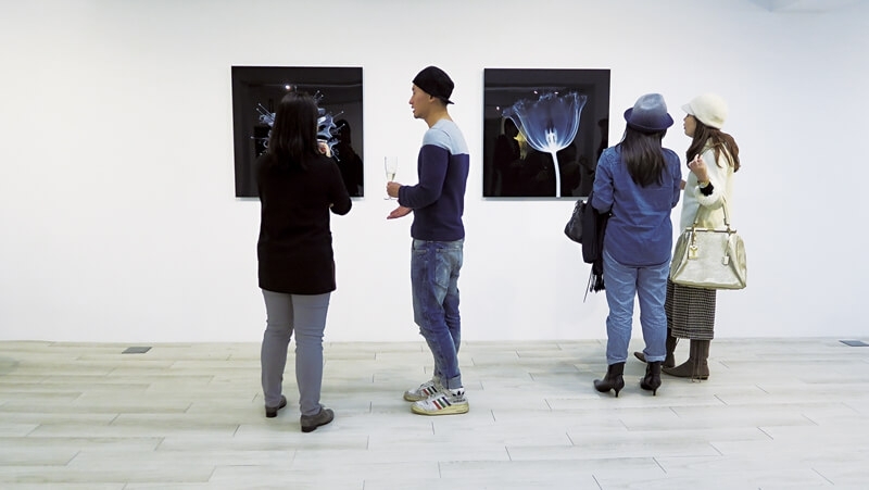 展場一景，英國藝術家Nick Veasey以X光攝影的細膩作品吸引觀者圍觀。