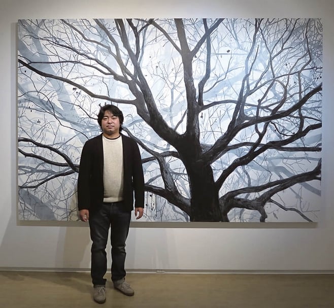 藝術家謝帆與作品《樹林．白》合影。丙烯、畫布．150×250 cm．2015。