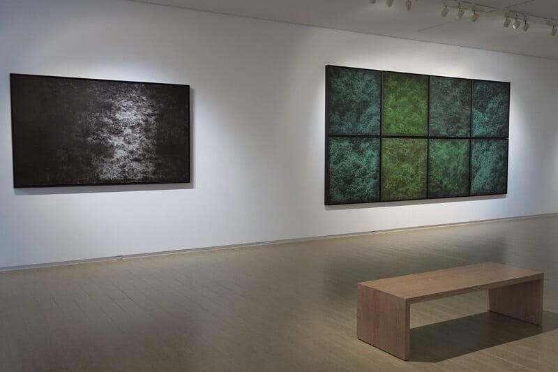 展場一景，左：《路》．油彩、絹．120×200 cm．2015、右：《夜》．油彩、絹．100×100 cm×8．2014。