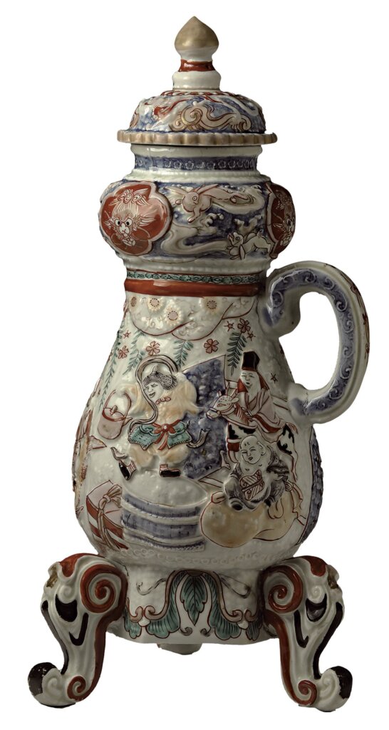 江戶時代1730～1750年代〈五彩貼花七福神紋執壺〉，大阪市立東洋陶磁美術館藏，攝影／三好和義。
