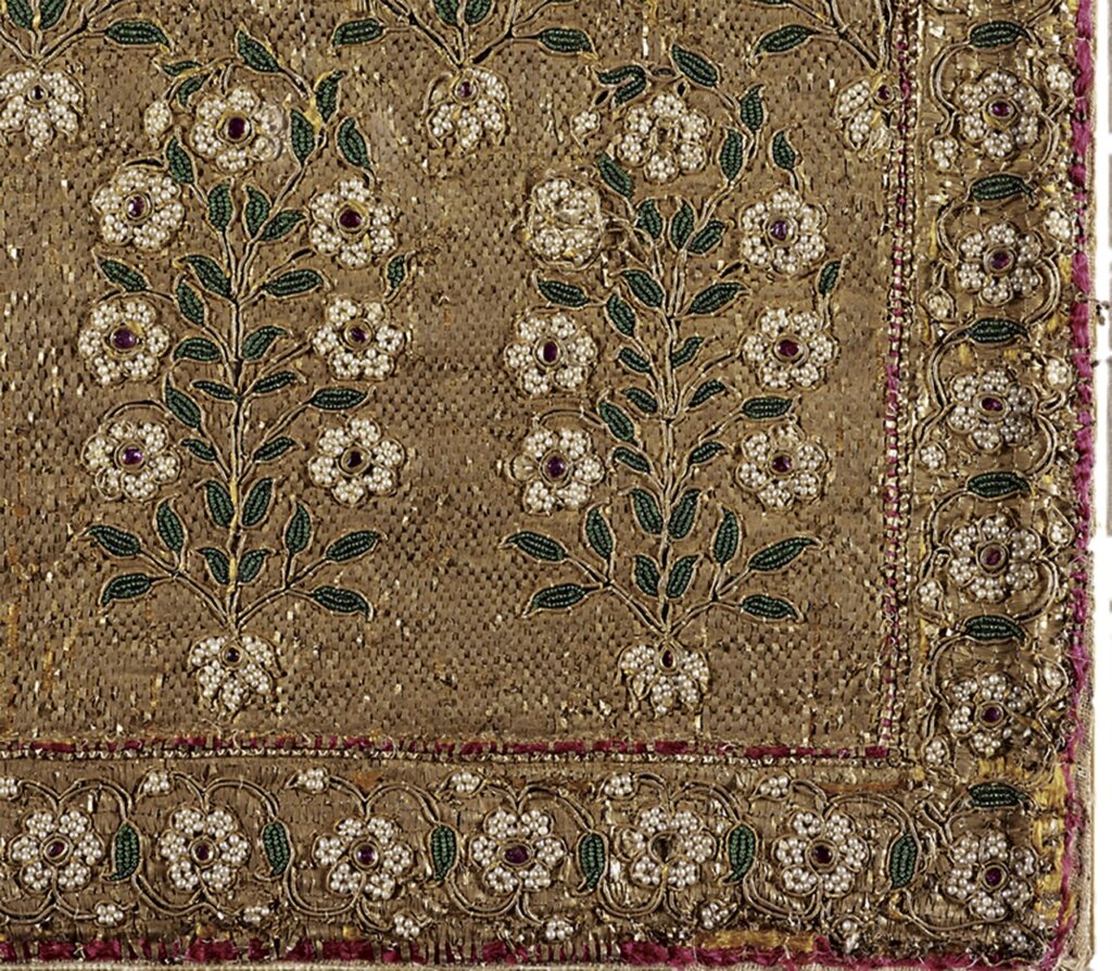 印度18～19世紀〈刺繡紗麗首面（殘片）〉，國立故宮博物院藏。