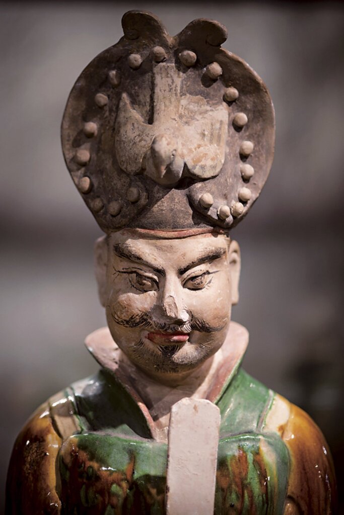 唐〈三彩文官俑〉,高116公分,洛陽博物館藏。圖為局部。 圖12 約709年〈三彩鎮墓獸〉,高105公分,洛陽博物館藏。圖為局部。