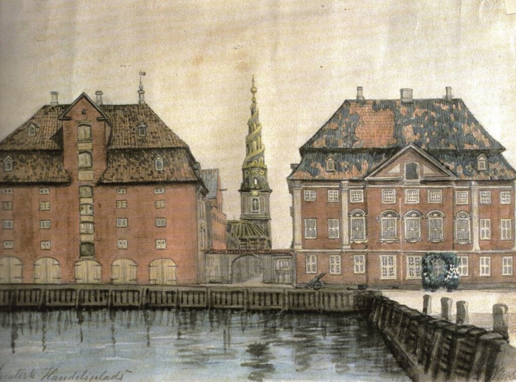 位於克里斯欽港（Christianshavn）的丹麥亞洲公司，右側的總部大樓建於1733年。此圖由威伍（C. Wiwel）繪製，丹麥海事博物館（Handels & Søfartsmuseet）藏。