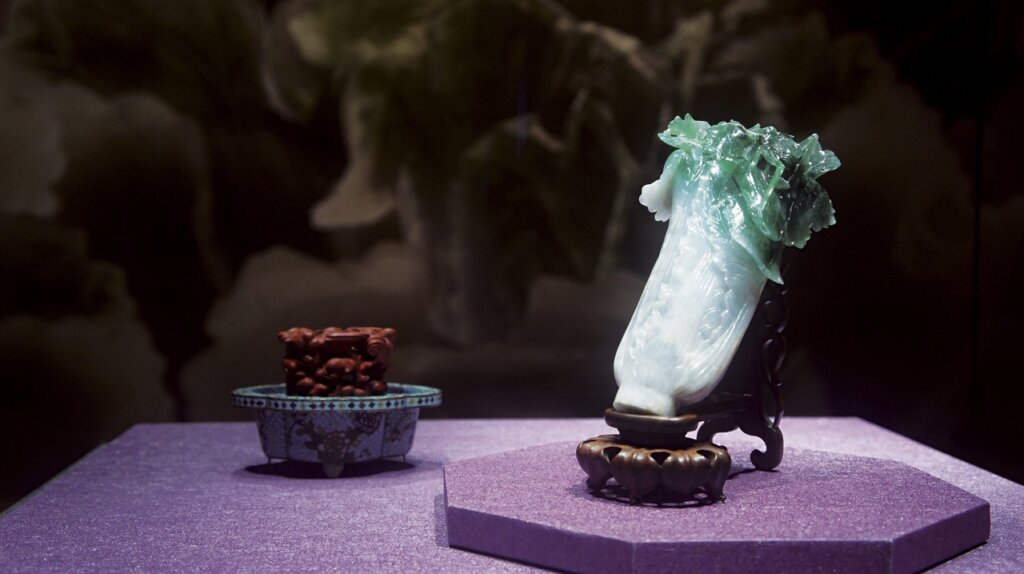 「至寶廳」展出明星人氣王〈翠玉白菜〉,獨霸展廳正中央,觀者可360度全方位觀賞。攝影╱藍玉琦。