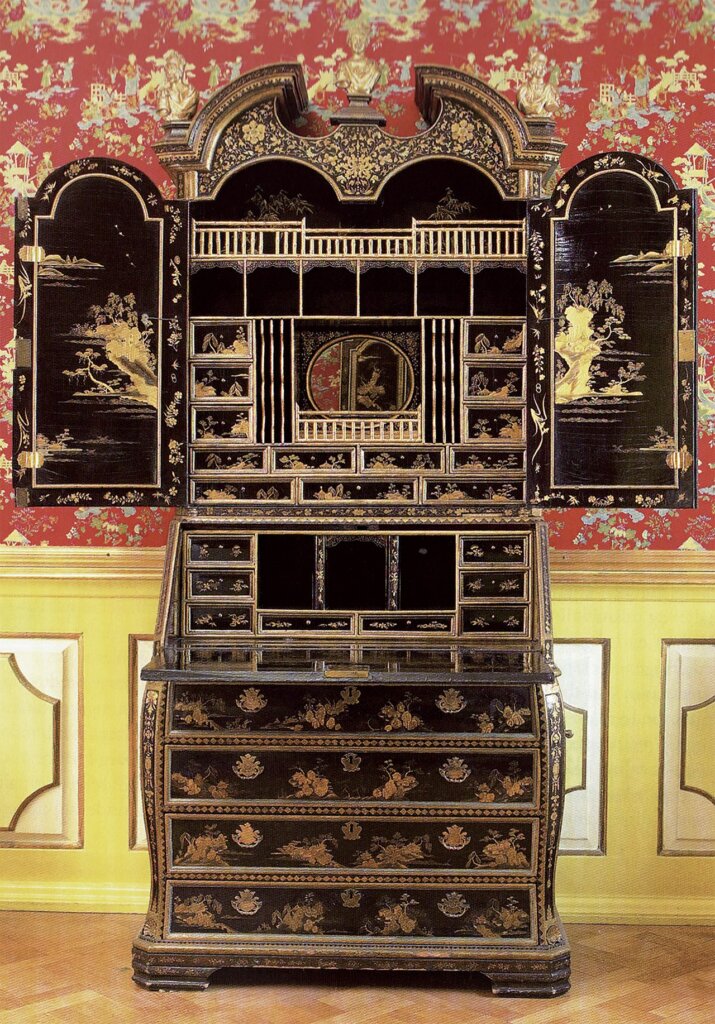 1737年〈漆製立櫃〉，高242公分，寬106公分，深60公分，丹麥腓特烈宮藏。