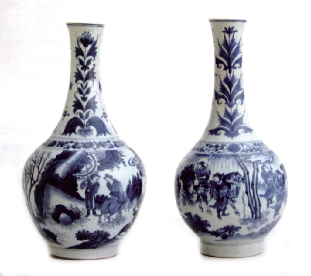 1620～1683年〈釉下青花長頸瓷〉一對，高36～38公分，丹麥哥本哈根國家博物館藏。