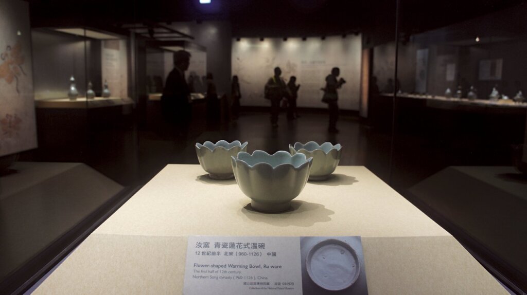 故宮典藏之宋汝窯〈青瓷蓮花式溫碗〉與大阪市立東洋陶磁美術館藏12世紀前半高麗時代〈青瓷花口缽〉一對,觀者可欣賞比較二者間的差異。攝影/藍玉琦。