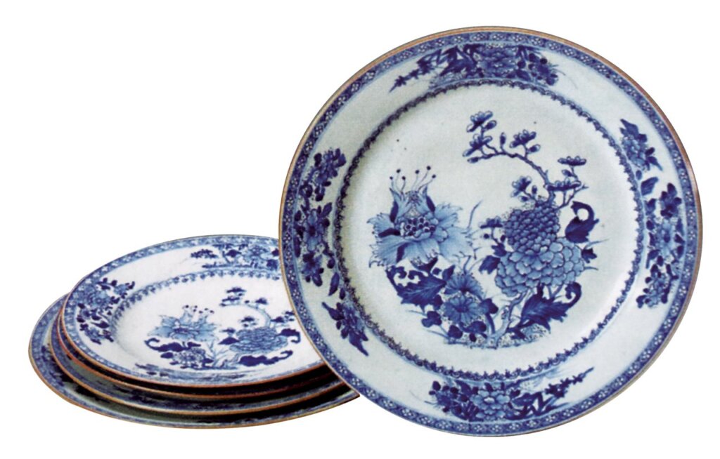 約1750年〈釉下青花瓷盤組〉十件，高4～5公分，直徑約28～41公分，丹麥腓特烈宮藏。圖為其中一部分。