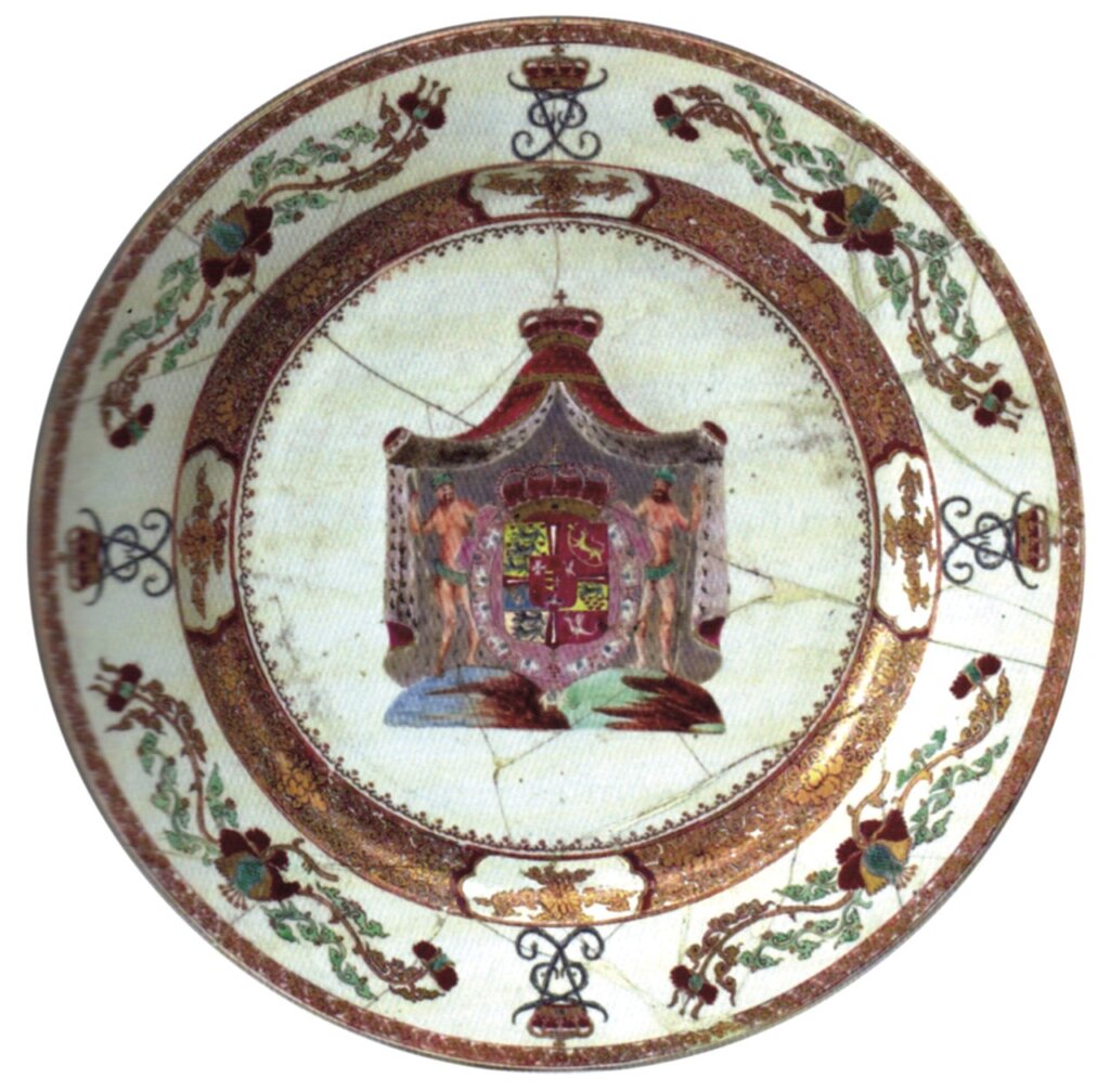 1740～1746年〈五彩琺瑯丹麥王室徽章瓷盤〉，高5.5公分，直徑約43公分，丹麥腓特烈宮藏。