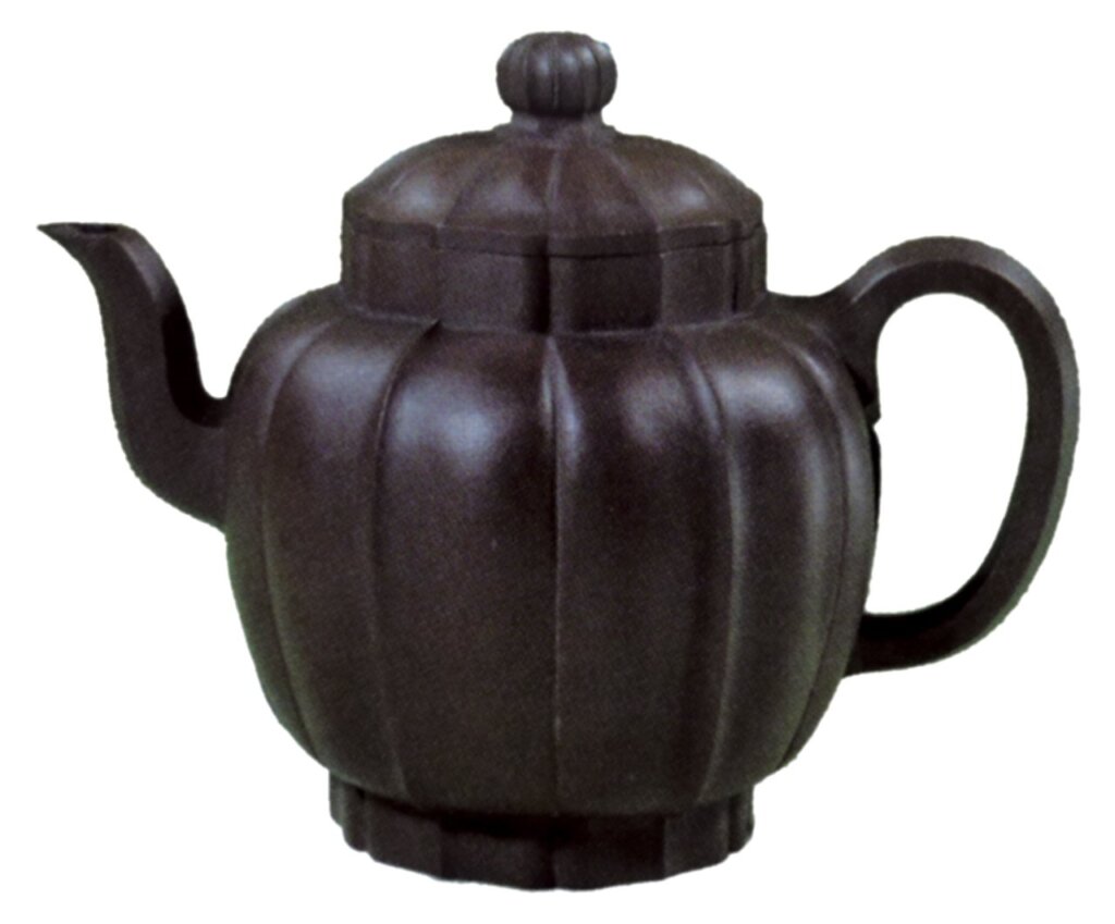 1656年前製〈宜興紫砂茶壺〉，高15公分，丹麥哥本哈根國家博物館（Nationalmuseet）藏。