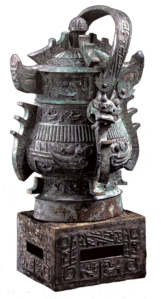 2012年寶雞石鼓山M3出土的〈小方禁〉及〈戶卣〉。