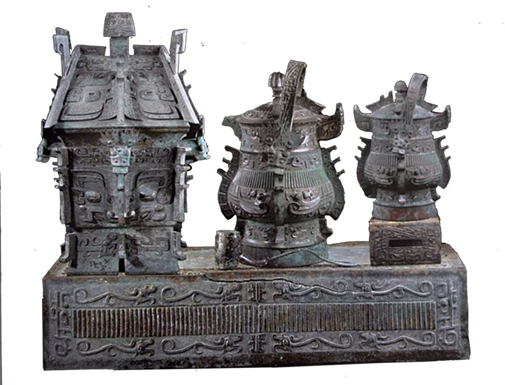 2012年寶雞石鼓山M3出土的〈夔龍紋禁〉及器物組合圖。