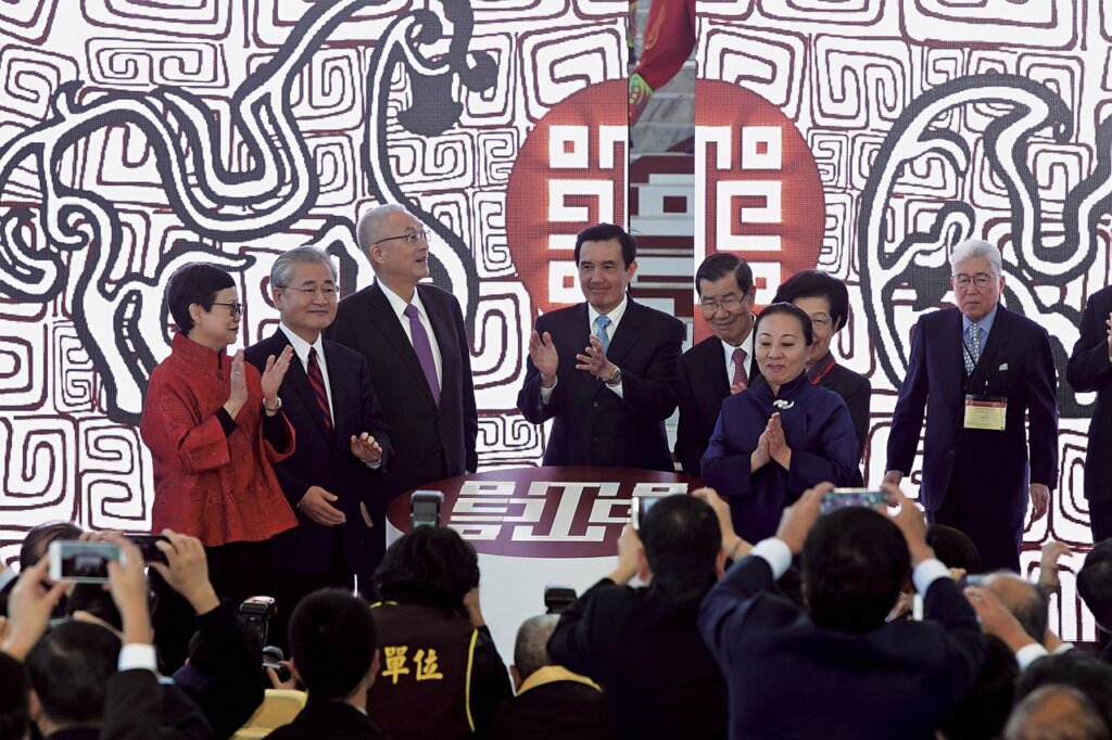 (左起)故宮院長馮明珠、行政院長毛治國、副總統吳敦義、總統馬英九、前副總統蕭萬長、監察院長張博雅、嘉義縣長張花冠共同主持啟用故宮南院。攝影/陳俊松。