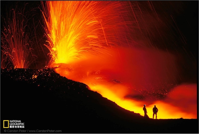 剛果的尼拉貢戈火山,是全世界最活躍最險惡的火山,在熔岩湖發出的光線的映襯下,呈現出可怕的紅色。