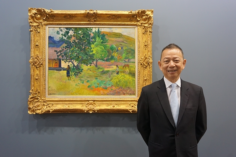 Acquavella畫廊總監葉正元（Ken Yeh），與高更《The House》一作。