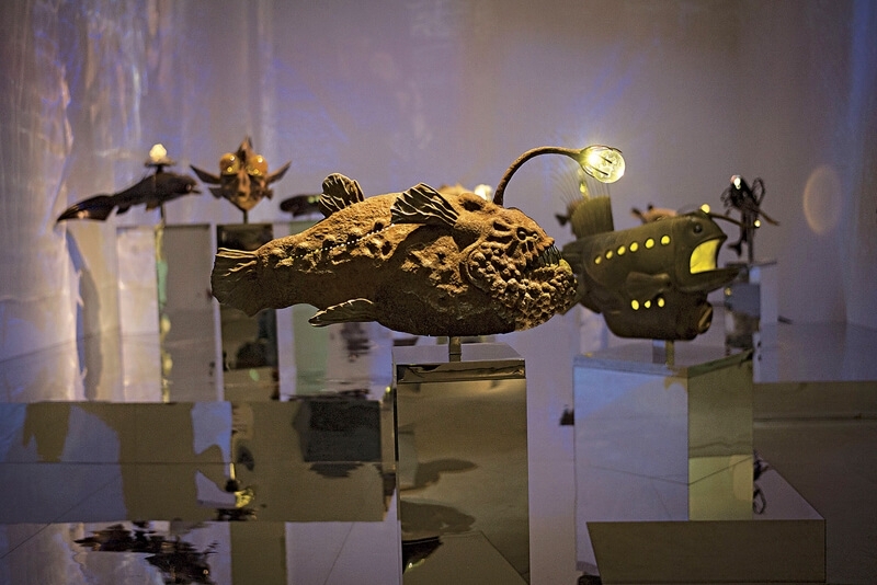 楊茂林│奧茲吉祥鮟號 銅、不鏽鋼、水晶、LED 62x33x104cm 2014 楊茂林工作室提供