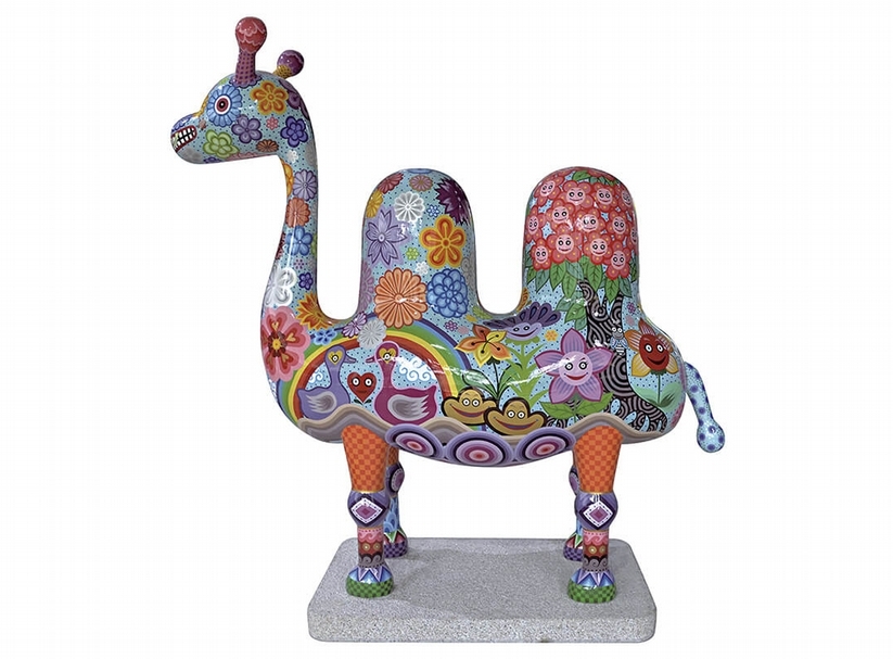 洪易《雙峰駱駝》．不鏽鋼烤漆．225×90×220 cm。