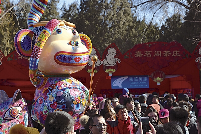 洪易的作品《馬上封侯》是北京地壇公園文化廟會最受歡迎的焦點， 永遠被爭相拍照的民眾圍的水泄不通。