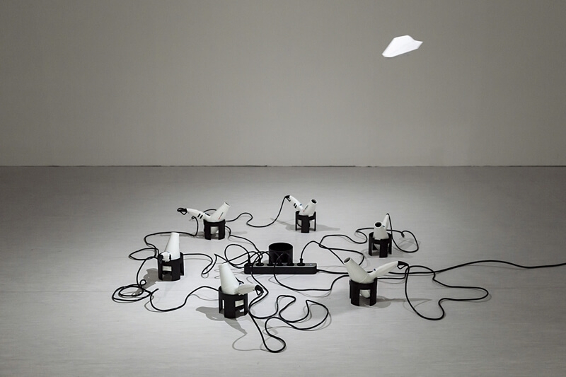 特西奥與維雪Antoine Terrieux & Camille Vacher│正在飛-N.A.S.A. En Plein Vol-N.A.S.A. 綜合媒材裝置 尺寸依展場而異 2014 攝影/簡子鑫©台北市立美術館