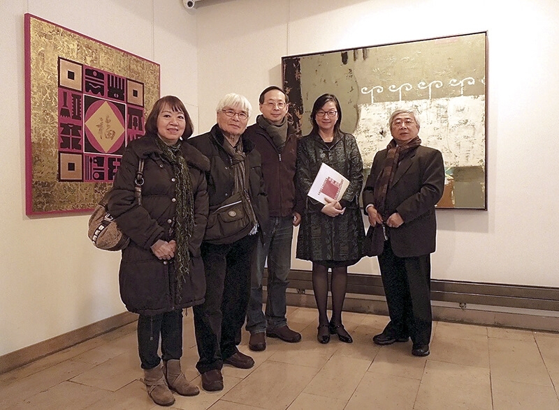 開幕會合照，右起藝術家鐘有輝、巴黎文化中心的蔡筱穎主任、策展人陶文岳、藝術家李文謙以及其夫人。（陶文岳提供）