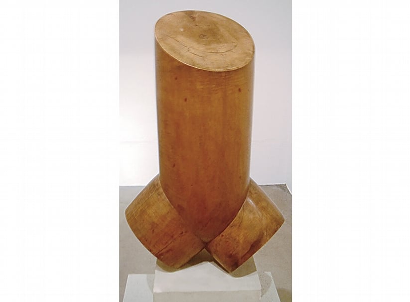 布朗庫西，《一個年輕男子的軀體》，約 1917-1922，楓木、石灰岩塊，48.3×31.5×18.5 cm；檯座21.5 cm，美國費城美術館。